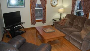 Télévision, lecteur de DVD, baby-foot