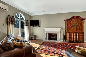 Televisión, chimenea, reproductor de DVD y libros 