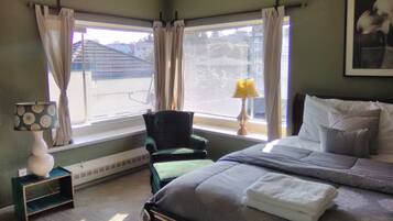 4 bedrooms, desk, iron/ironing board, travel crib