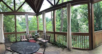 Spacious Riverfront!!! 3 Miles Opryland, 10 Min Downtown Nashville