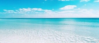 Casual, clean, comfy, beautiful views. Golf cart with agreement. Love your stay.