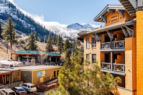 Luxe Village 2-bed, 2-bath ski-in/ski-out, 5 beds Palisades Tahoe! Perfectly remodeled for rest, this retreat sleeps 8 and is steps from the lifts & ski school. Enjoy a gourmet kitchen, cozy fireplace, and a balcony with stunning views