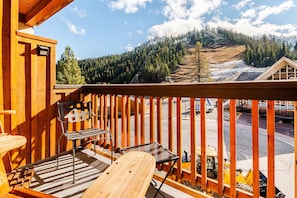 Property grounds - Luxe Village 2-bed, 2-bath ski-in/ski-out, 5 beds Palisades Tahoe! Perfectly remodeled for rest, this retreat sleeps 8 and is steps from the lifts & ski school. Enjoy a gourmet kitchen, cozy fireplace, and a balcony with stunning views (Olympic Valley)
