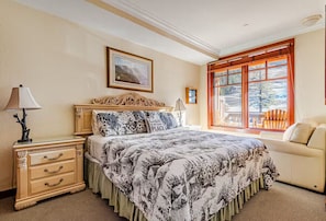 2 bedrooms, iron/ironing board, travel cot, free WiFi - Luxe Village 2-bed, 2-bath ski-in/ski-out, 5 beds Palisades Tahoe! Perfectly remodeled for rest, this retreat sleeps 8 and is steps from the lifts & ski school. Enjoy a gourmet kitchen, cozy fireplace, and a balcony with stunning views (Olympic Valley)