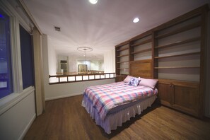 6 bedrooms, iron/ironing board, WiFi, bed sheets - Nice Quiet Family Home (Potomac)