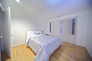 6 bedrooms, iron/ironing board, WiFi, bed sheets