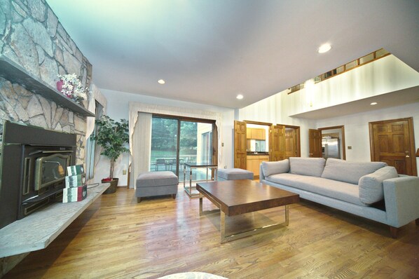 Smart TV, fireplace, ping pong