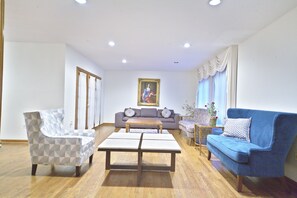 Smart TV, fireplace, ping pong