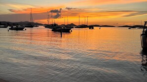 En havn med både, solnedgang.