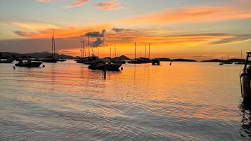 Chaises longues, serviettes de plage