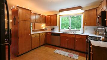 Jääkaappi, mikroaaltouuni, uuni, liesi