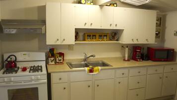 Een koelkast, een magnetron, een oven, een kookplaat