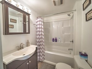 Bathtub, hair dryer, towels - 1st Base Apt 1 - All Star Baseball Rentals (Oneonta)