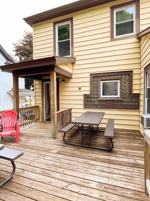 Outdoor dining - 1st Base Apt 1 - All Star Baseball Rentals (Oneonta)