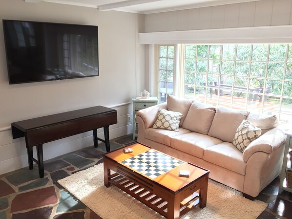 Smart TV, fireplace, table football, ping pong - Walk to Dock Square and Kennebunk Beach! (Kennebunk)