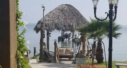 Waterfront Suite @ Come Friday Cottages