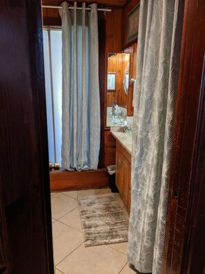 Combined shower/bathtub, eco-friendly toiletries, hair dryer - Awesome getaway on the Bay! Get on island time w/ us! Enjoy our amazing sunsets (Bacliff)