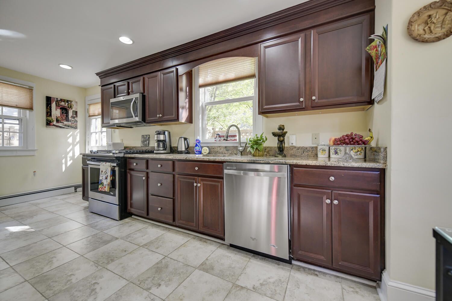 Microondas, horno, lavavajillas y cafetera y tetera 