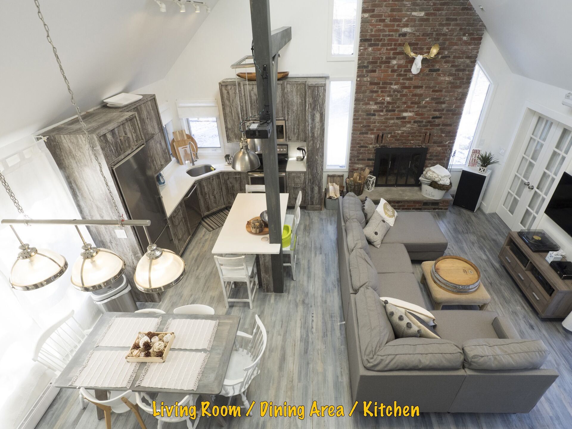 Luxury home, close to 2 ski resorts, 3 water parks, casino, outlets, high-tech.