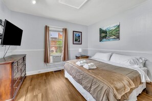 3 Schlafzimmer, Schreibtisch, Bügeleisen/Bügelbrett, WLAN