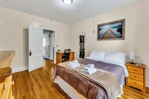 3 bedrooms, desk, iron/ironing board, travel cot