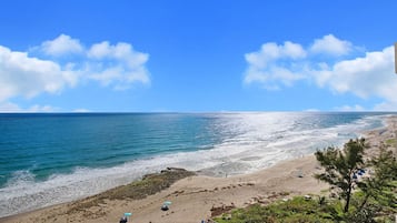 沙滩椅、海滩遮阳伞、沙滩毛巾