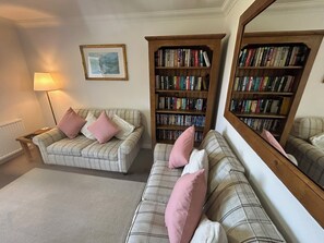 Smart TV, DVD player, books, video library - Driftwood Cottage Skye, 2 bedroom , Spectacular Seaview, close to Quiraing (Staffin)