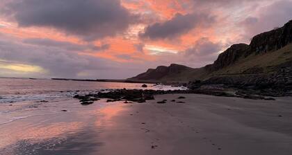 Driftwood Cottage Skye, 2 bedroom , Spectacular Seaview, close to Quiraing