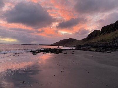 Driftwood Cottage Skye, 2 dormitorios, espectacular vista al mar, cerca de Quiraing