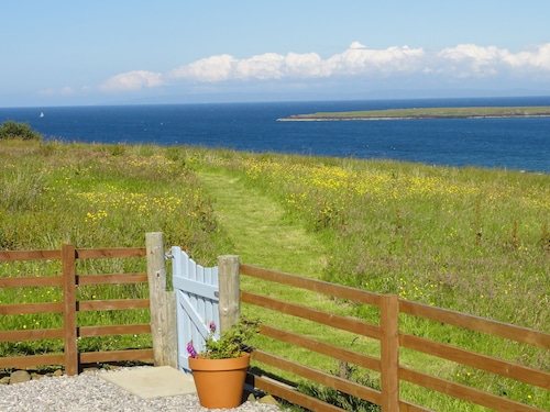 Driftwood Cottage Skye, 2 bedroom , Spectacular Seaview, close to Quiraing