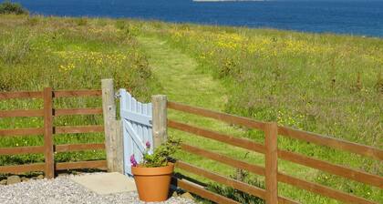 Driftwood Cottage Skye, 2 bedroom , Spectacular Seaview, close to Quiraing
