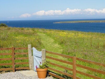 Driftwood Cottage Skye, 2 bedroom , Spectacular Seaview, close to Quiraing