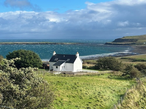 Driftwood Cottage Skye, 2 bedroom , Spectacular Seaview, close to Quiraing