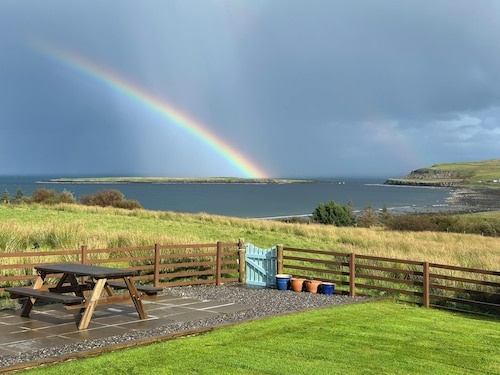 Driftwood Cottage Skye, 2 bedroom , Spectacular Seaview, close to Quiraing