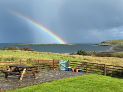 Driftwood Cottage Skye, 2 bedroom , Spectacular Seaview, close to Quiraing