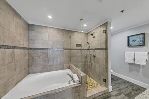 Combined shower/tub, hair dryer, towels