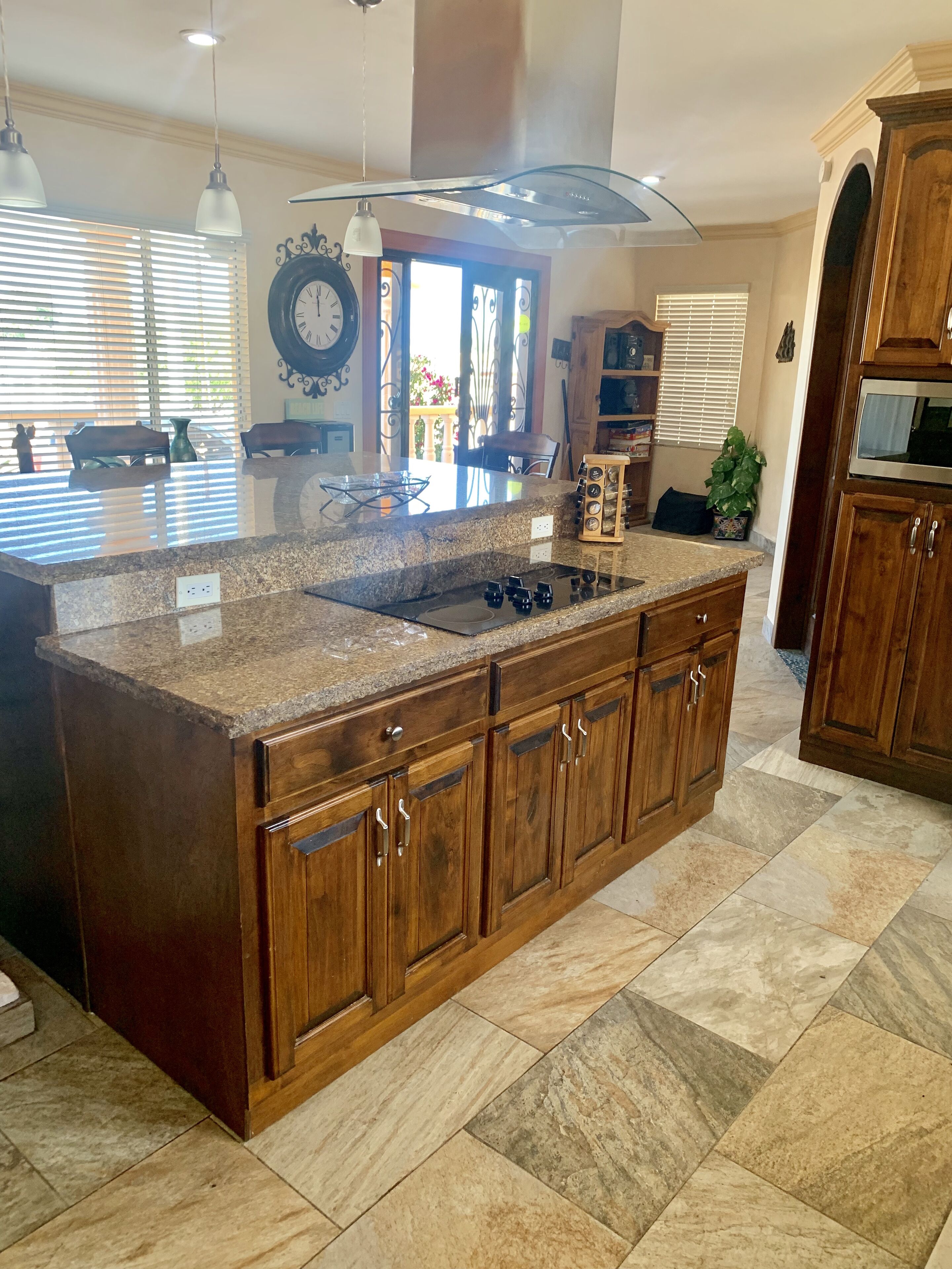 Jääkaappi, mikroaaltouuni, liesi, astianpesukone