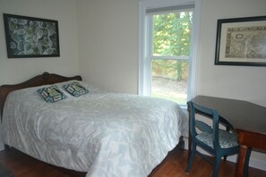 3 bedrooms, desk, iron/ironing board, WiFi - Heart of Williamsburg Guest House 3 Bedrooms, 2 Full Baths, Sleeps 6 (Williamsburg)