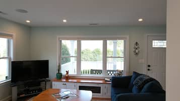 Smart TV, fireplace, DVD player, stereo