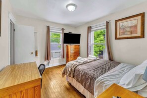 3 bedrooms, desk, iron/ironing board, WiFi