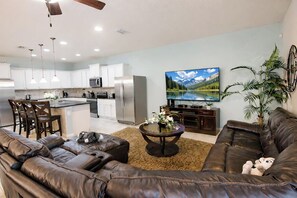 Älytelevisio, videopelejä, pöytäjalkapallopöytä, stereot