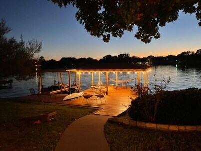 Firefly Cottage - Lakefront Cottage with Huge Dock on Quiet Cove