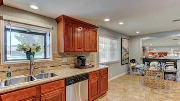 冰箱、微波炉、烤箱、炉灶