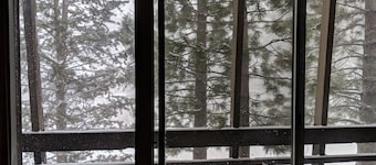 Mammoth 3 BD 2 BA Condo with Balcony, Patio - Pet Friendly