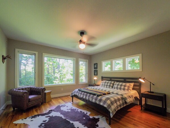 4 bedrooms, iron/ironing board, WiFi, bed sheets