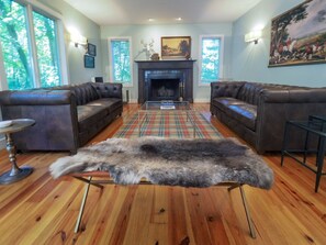 Smart TV, fireplace, Netflix, Hulu