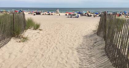 Hamptons Waterfront- Great Location!