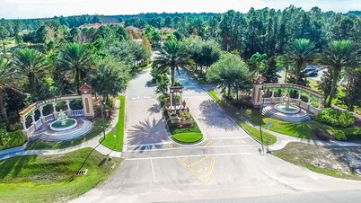 Luxury 6-Bed Villa-Private Pool, Spa & Games Room-Near Disney & Top attractions!