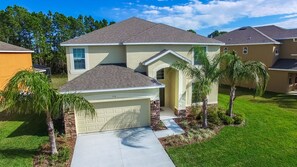 Exterior - Luxury 6-Bed Villa-Private Pool, Spa & Games Room-Near Disney & Top attractions! (Davenport)