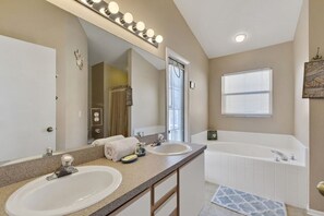 Combined shower/bathtub, hair dryer, towels, soap - Minutes from Disney - Beautiful 3/2 Pool Villa with WiFi in Hampton Lakes  (Davenport)
